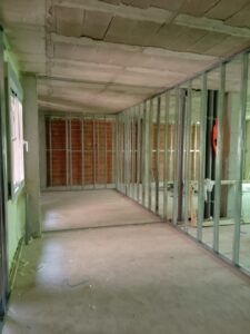 Resultado final de reformas de locales en Alzira: oficina moderna con tabiquería de pladur