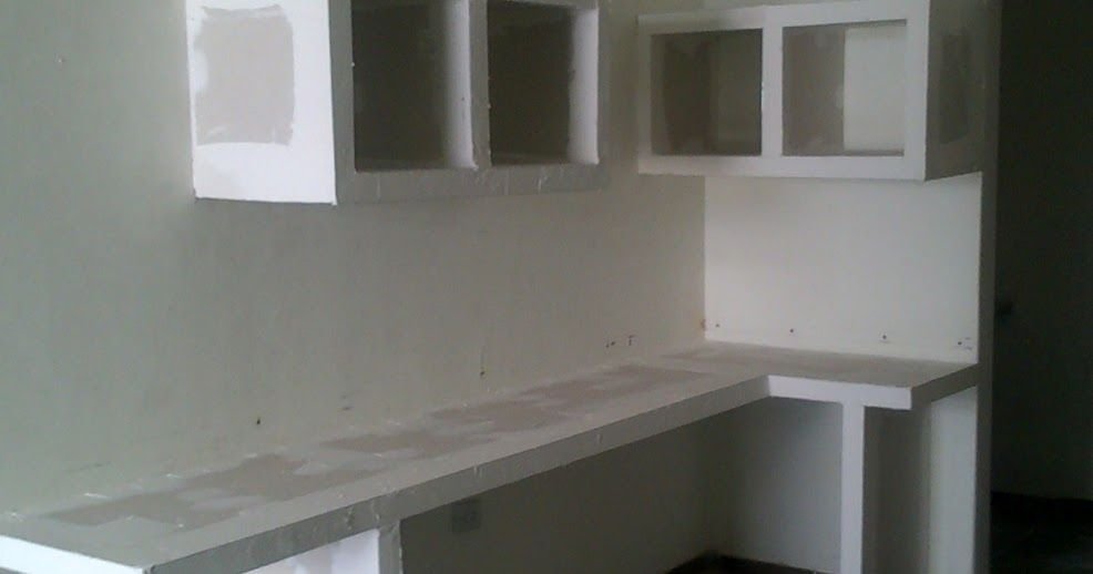 Prueba de carga en una pared de yeso laminado sosteniendo muebles de cocina pesados sin deformarse.